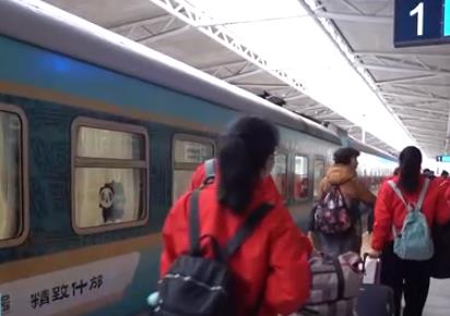 春日出游正當(dāng)時(shí) 銀發(fā)專列讓更多老年人奔赴“詩和遠(yuǎn)方”