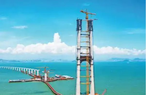 打樁、筑塔、吊裝……造橋有“神器” 穿云又越海
