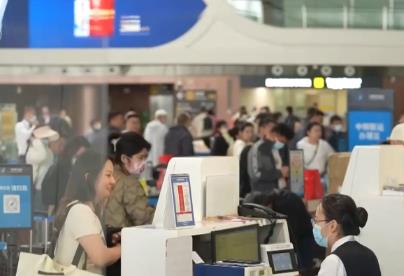 “小機(jī)票”串聯(lián)春日消費(fèi)“大市場(chǎng)” 民航出行迎著春風(fēng)“滿(mǎn)格續(xù)航”