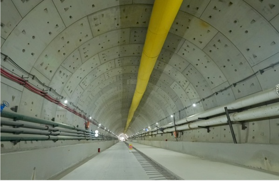 世界首條設計時速350公里單洞雙線高速鐵路海底隧道貫通