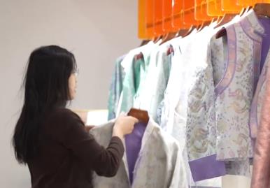 傳統(tǒng)文化“穿”身上 “新中式”國(guó)潮走俏春日經(jīng)濟(jì)