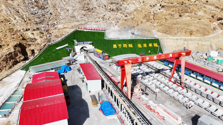 中國中鐵刷新高海拔隧道施工速度紀(jì)錄