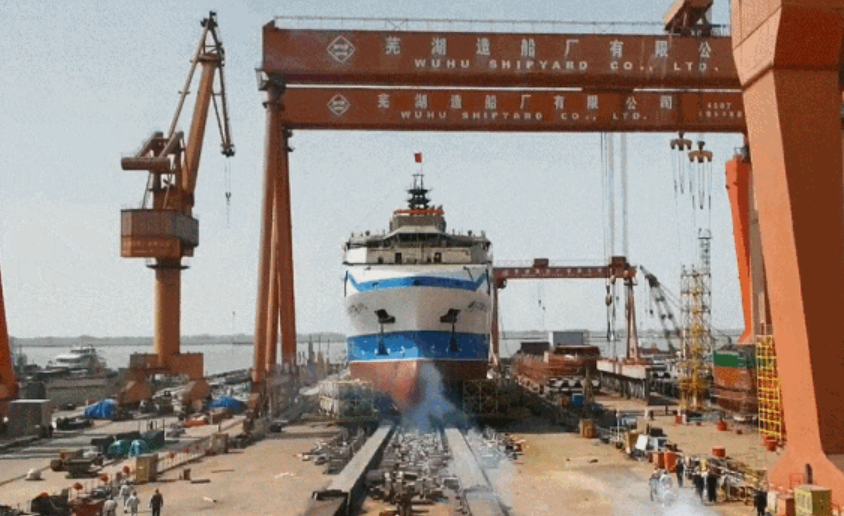 下船臺、入長江！我國首艘集成式大型壓裂船順利入水