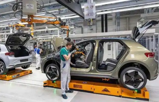 美國(guó)關(guān)稅政策沖擊下，歐洲多家車(chē)企宣布暫停發(fā)貨、閑置工廠(chǎng)
