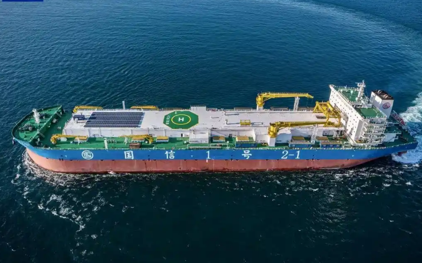 15萬噸級“國信1號2-1”深遠(yuǎn)海大型養(yǎng)殖工船在山東青島交付運營