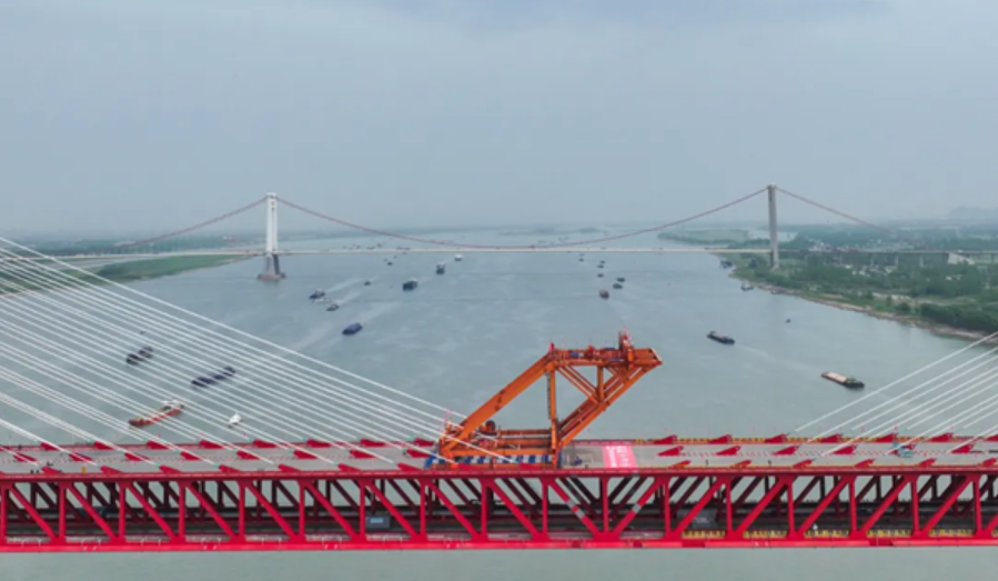 世界最大跨度三塔斜拉橋巢馬鐵路馬鞍山長江公鐵大橋合龍