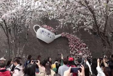 供需兩側(cè)精準(zhǔn)發(fā)力 消費(fèi)市場(chǎng)亮點(diǎn)頻現(xiàn)