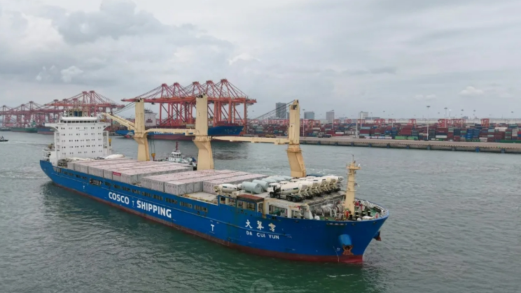 中遠海運護航全球最大電網側儲能項目首批柜體出海