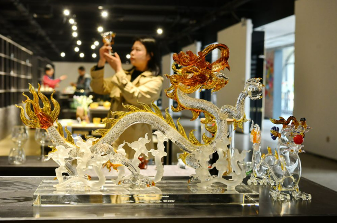 傳統(tǒng)工藝注入科技動(dòng)能 河北河間市工藝玻璃制品銷(xiāo)往海外