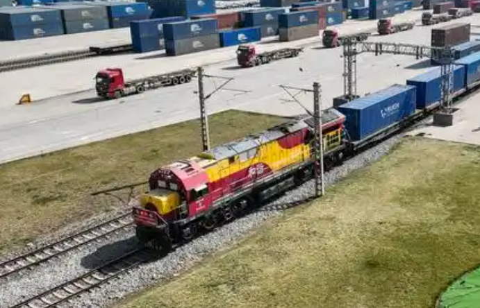 西安至天津港“一單制”鐵水聯(lián)運(yùn)班列正式開(kāi)通