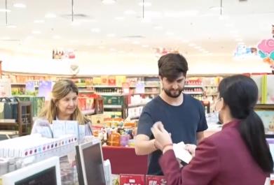 擴商店、增商品、優(yōu)服務(wù) 讓國內(nèi)消費者和境外游客惠購全球好物、惠享優(yōu)質(zhì)服務(wù)