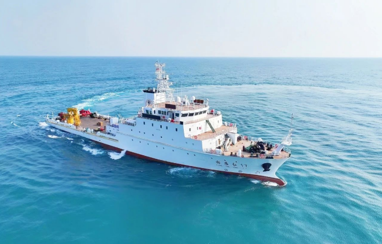 中國船舶3000噸級浮標作業(yè)船“向陽紅17”號交付