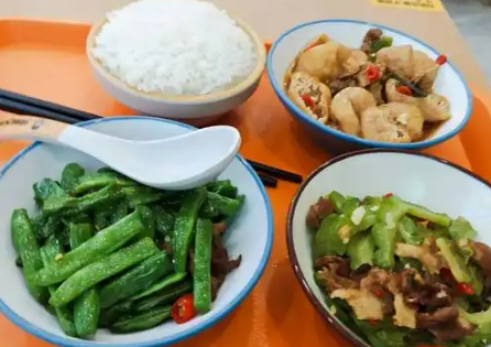 健康與品質(zhì)驅(qū)動行業(yè)新變革 中式米飯快餐市場今年規(guī)模有望突破3000億元