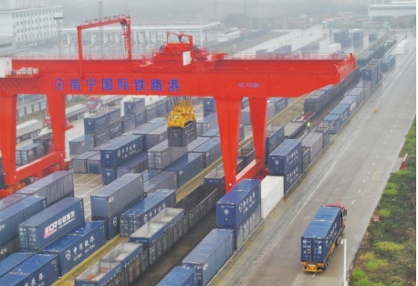 中國郵政東盟跨境貨運專列開通