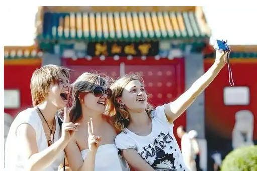 架起交往交流、相知相近的重要橋梁——“中國(guó)經(jīng)濟(jì)圓桌會(huì)”共話“中國(guó)游”