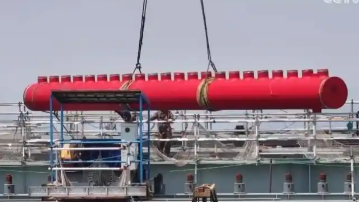 用等量的煤發(fā)更多的電 我國(guó)首個(gè)國(guó)產(chǎn)超級(jí)耐熱鋼機(jī)組成功吊裝