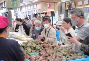 粽子口味多樣 香包寓意吉祥 端午節(jié)民俗商品走俏市場(chǎng)