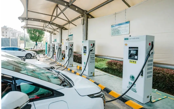 從單打獨(dú)斗到共享充電 車(chē)企破局充電焦慮的戰(zhàn)略轉(zhuǎn)向