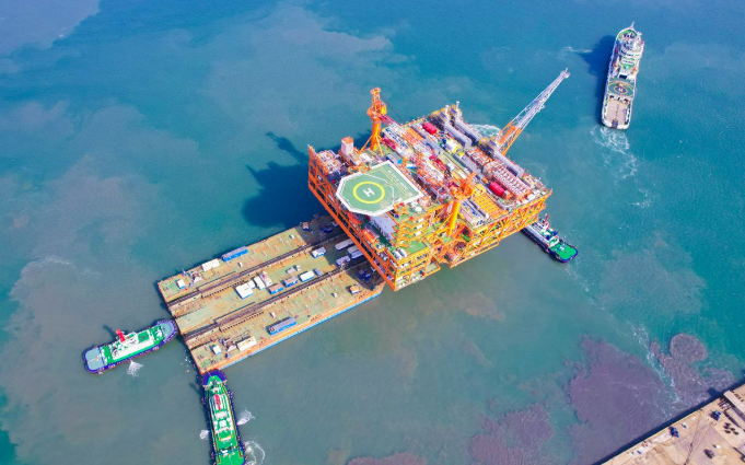 重量超2萬噸！渤海最大海上油氣平臺離港起運