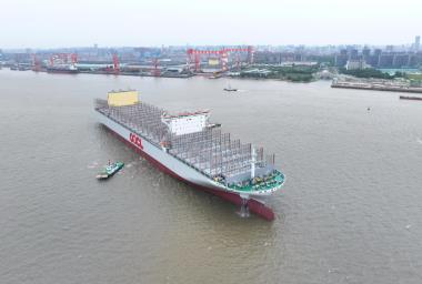 366.99米“巨無霸”現(xiàn)身 超大型集裝箱船在江蘇出江試航