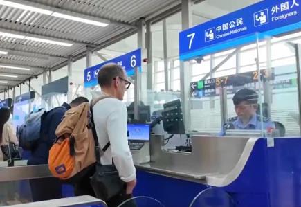 端午假期 入境口岸便捷服務(wù)和多彩文旅項(xiàng)目吸引中外游客觀光打卡