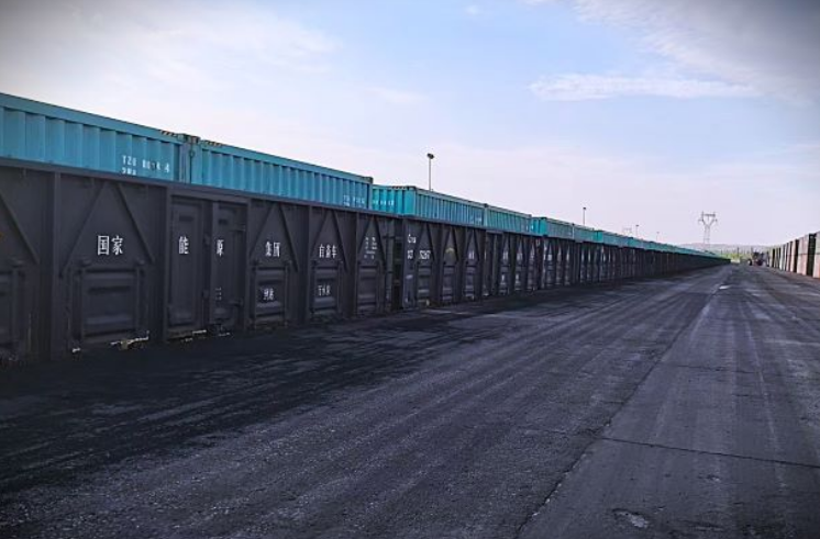 國(guó)家能源集團(tuán)首列長(zhǎng)運(yùn)距礦石集裝箱班列開(kāi)行