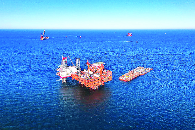 渤海海域重量最重、外形尺寸最大的海上油氣平臺完成浮托安裝