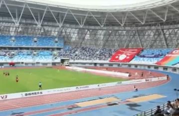 “大禮包”惠民跟著比賽去打卡 “蘇超”走紅燃動文創(chuàng)體育用品消費“熱”力