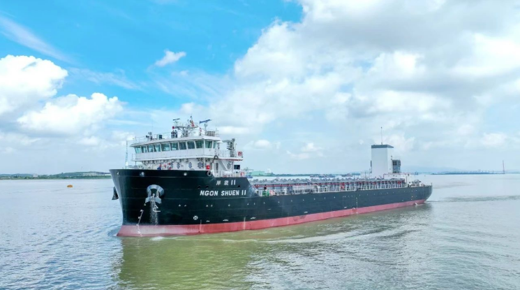 生活垃圾高效處理 中船公司新一代集裝箱環(huán)保運輸船交付