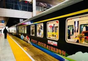 今年以來入藏旅游專列開行數(shù)量和服務游客量創(chuàng)新高