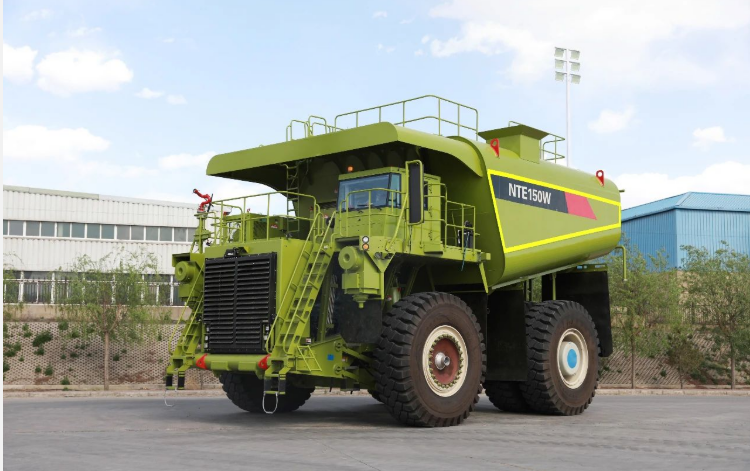 國內(nèi)最大智能型礦用灑水車助力綠色礦山建設