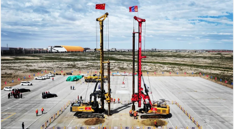 中蒙跨境鐵路大橋破土動(dòng)工打下首根樁基