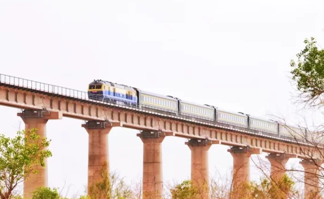 新疆首開經(jīng)格庫鐵路進(jìn)出疆快速旅客列車