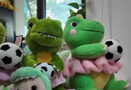 “蘇超”激活城市經(jīng)濟！住宿美食折扣優(yōu)惠 恐龍玩偶熱銷