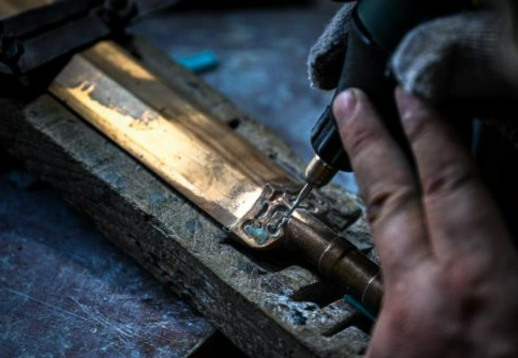 鉛錫刻鏤：飛刀走線，青銅“生花”