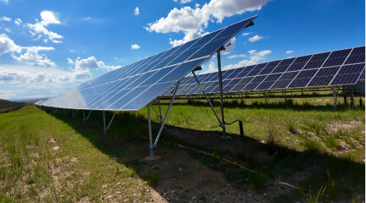 “牧光互補”喚醒沉睡荒漠——青海省海南州光伏產(chǎn)業(yè)發(fā)展見聞