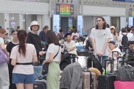 “平穩(wěn)、快速，很棒！” 中外游客點贊“暑運版”高鐵