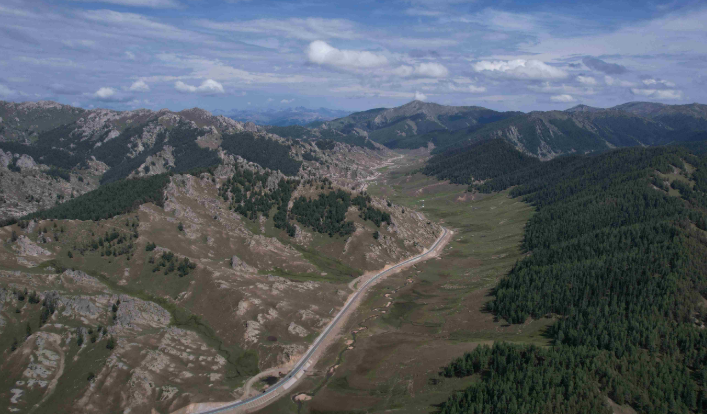 新疆阿勒泰地區(qū)交通動脈全線貫通