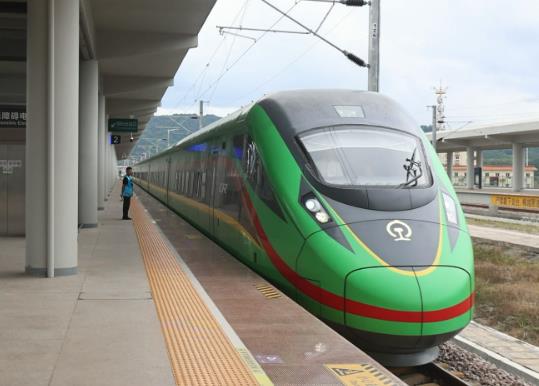 免簽通關更便利 中老鐵路簽發(fā)首枚貼紙式臨時入境許可