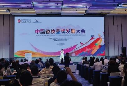 從“流量驅(qū)動(dòng)”到“價(jià)值創(chuàng)造” 從“營(yíng)銷內(nèi)卷”向“品牌升維” 中國(guó)化妝品行業(yè)走好品牌價(jià)值重構(gòu)之路