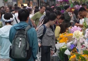 芬芳“夜經(jīng)濟(jì)”一路繁花燃動消費(fèi)熱力 定制化拍賣游客“嘗嘗鮮”