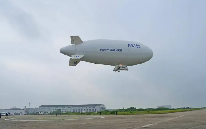 我國首批載人飛艇商用駕駛員開啟登艇操練