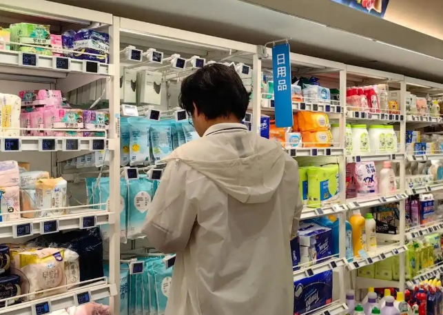 消費需求多元升級 科技賦能產(chǎn)品創(chuàng)新 “防曬經(jīng)濟”撬動“清涼”大市場