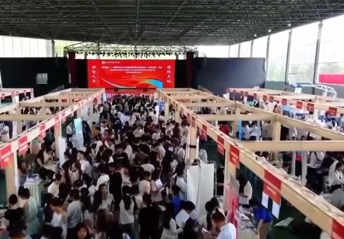 各地高校持續(xù)實施“宏志助航計劃” 精準幫扶畢業(yè)生順利就業(yè)
