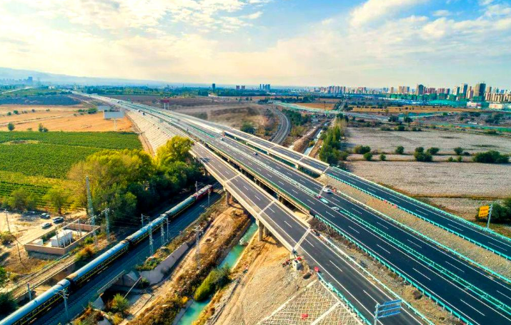 立體交通網(wǎng)鋪就新疆經(jīng)濟(jì)發(fā)展快車道