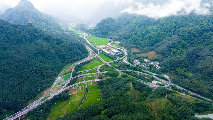 云南唯一通往國際港口的勐關(guān)高速公路建成通車