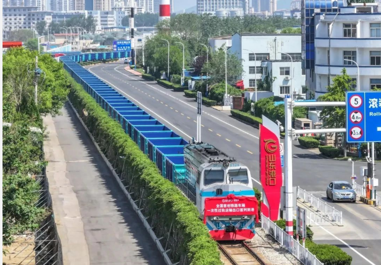 全國(guó)首創(chuàng)！國(guó)產(chǎn)鐵路車(chē)廂經(jīng)煙臺(tái)港“一次性過(guò)軌”至非洲