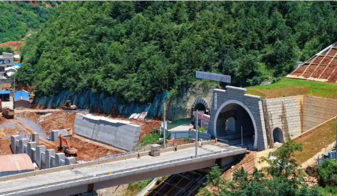 全長(zhǎng)11.5公里 渝昆高鐵重難點(diǎn)工程樂(lè)業(yè)隧道貫通