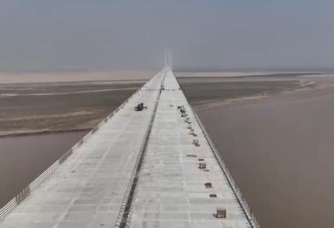 斗酷暑、搶時間、保進度 建設者們鏖戰(zhàn)高溫 重大工程建設“熱”力不減