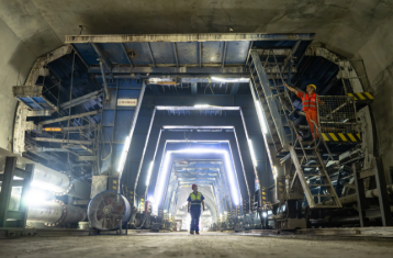 我國(guó)最長(zhǎng)地鐵環(huán)線穿越長(zhǎng)江隧道貫通